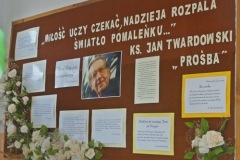 2-uczniowie-SP-z-patronem-poezja